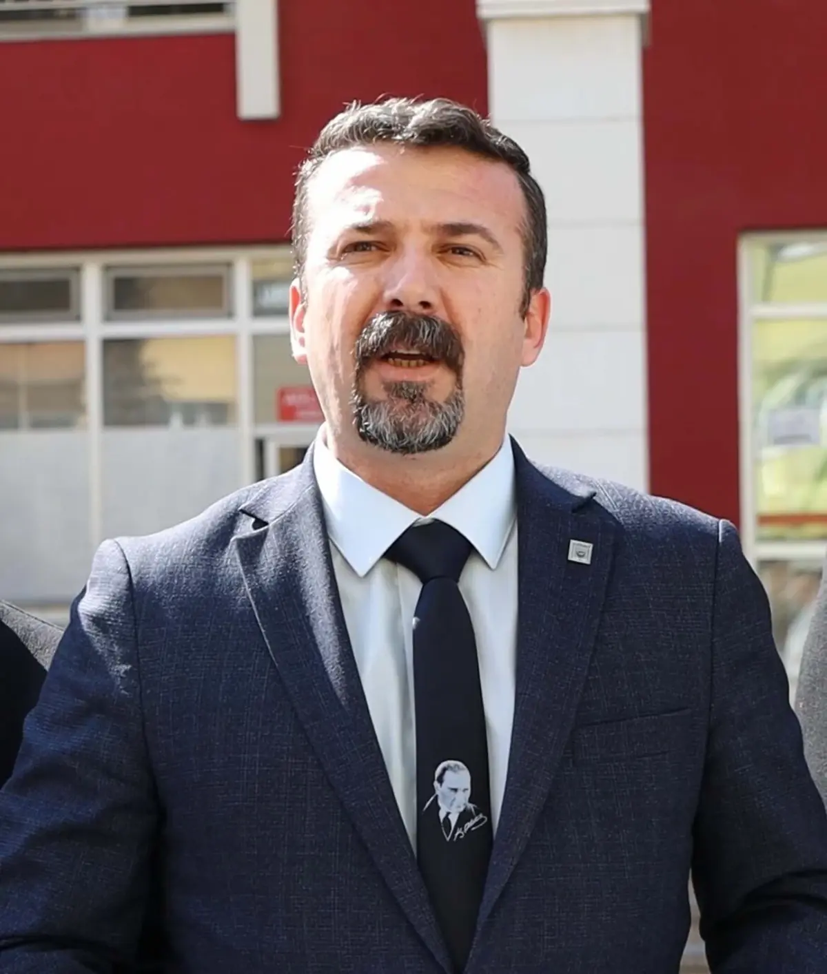 Manisa’da Felsefe Öğretmenine Atatürk Hakareti İddiası: Gözaltı Kararı