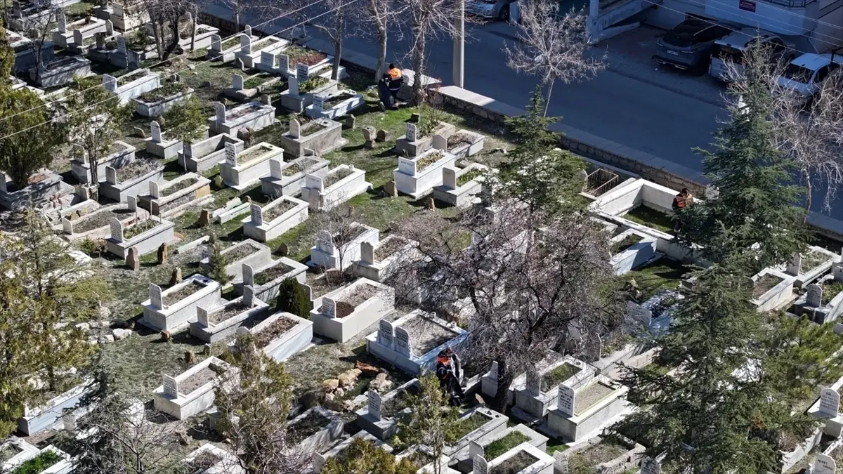 Niğde Belediyesi Bayram Öncesi Mezarlıkları Temizledi