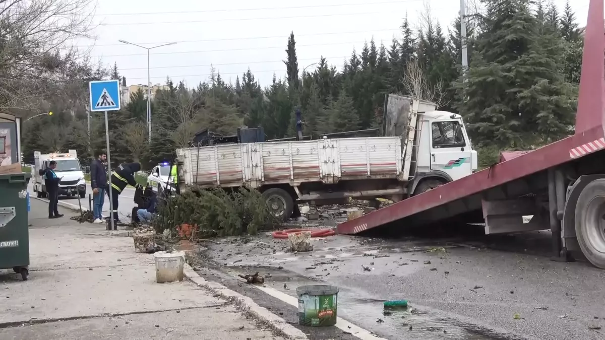 İzmit'te Rampada Kayarak Refüje Çıkan Kamyon Devrildi, Sürücü Sağ Salim Kurtuldu