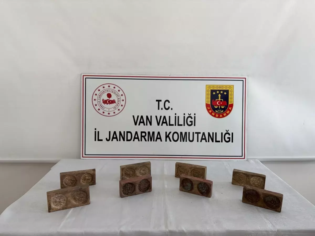 Van’da Tarihi Eser Kaçakçılığı Operasyonunda 8 Eser Ele Geçirildi