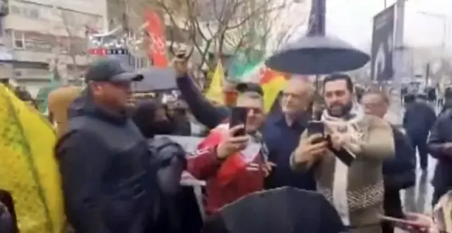 Mitingde kullanılan slogan pankartları