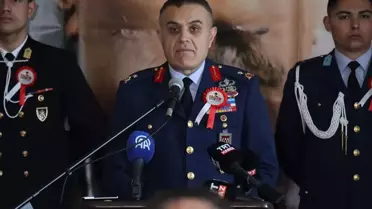 Tören alanındaki kalabalık ve renkli bayraklar