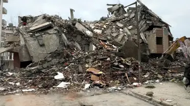 Çöken binanın yıkım anı