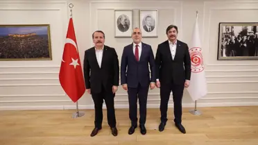 Bakan Işıkhan toplantı sırasında belge imzalıyor