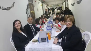 Tören alanındaki kutsal topraklar ve bayrak