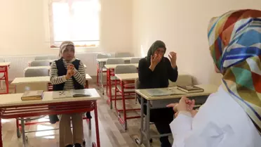 İşaret diliyle Kur’an dersi sırasında bir an