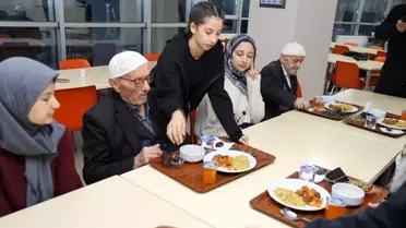 İftar sofrasında öğrenciler ve huzurevi sakinleri