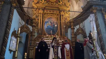Miçing ayini sırasında kilise içi