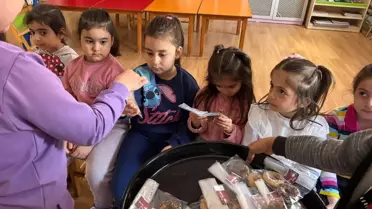 Keban’da öğrencilerin Kandil Simidi dağıtımı