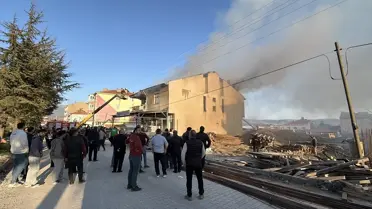 Yangın sonrası kontrol edilen çatı bölgesi