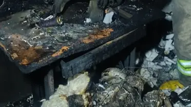 İtfaiye ekipleri yangını söndürürken