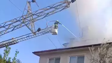 Yangın sonrası hasar görmüş ev