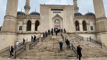 Şanlıurfa camileri ve ibadet eden kalabalık