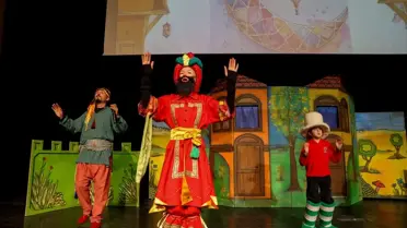 Müzikal gösteriden bir sahne görüntüsü