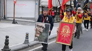 Yürüyüşteki gönüllüler ve Çanakkale Şehitliği