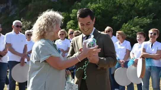 Zeytin fidanı dikimi sırasında çekilmiş fotoğraf