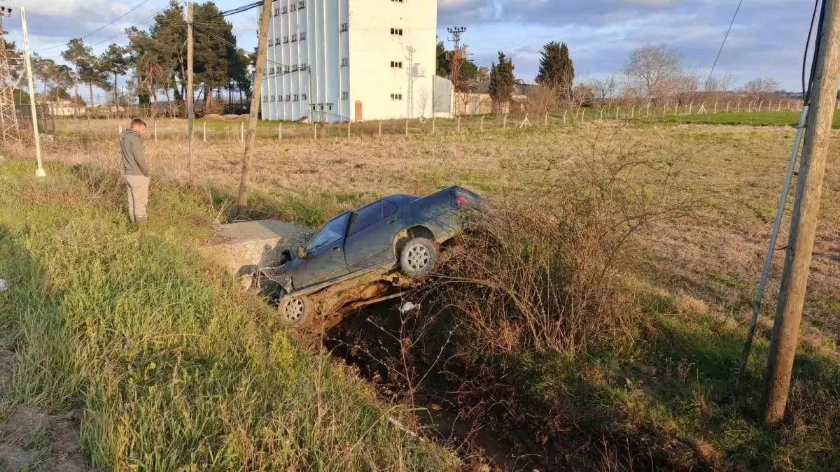 Bafra’da Kontrolsüz Araç Su Kanalına Düşerek Sürücü Yaralandı