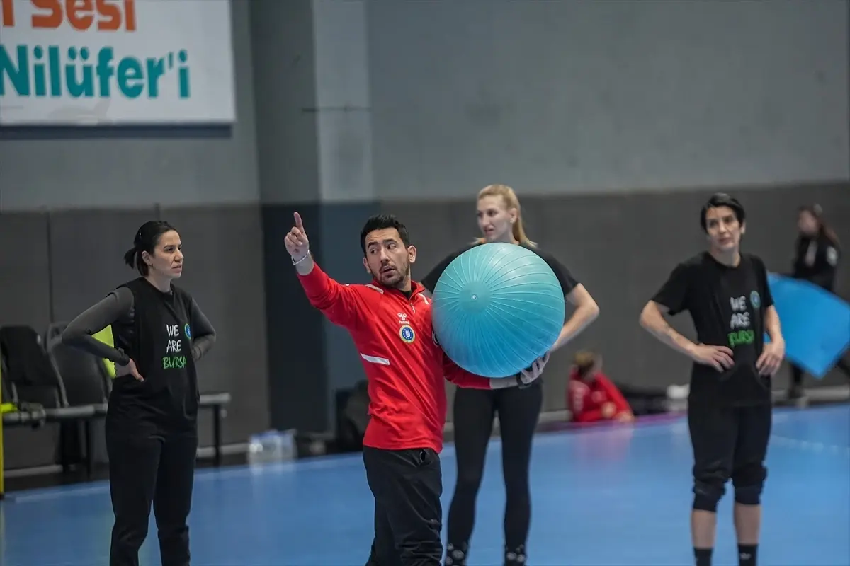 Bursa B.B. Kadın Hentbol Takımı Play-off’ta Şampiyonluk Yolunda