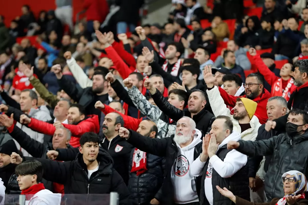 Samsun'da Sınır Tanımayan Dostluk: Taraftarlar Atatürk ve Pedro Sánchez'e Şarkı Söyledi