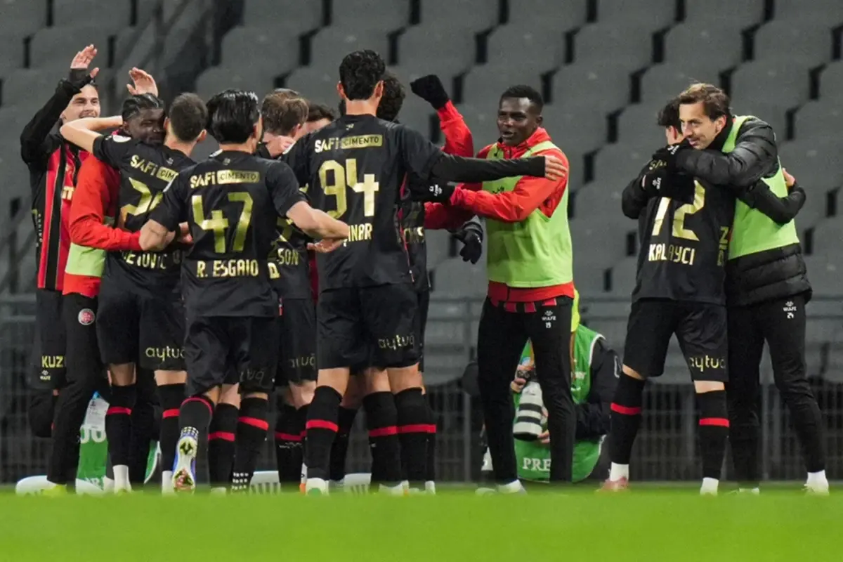 Karagümrük, Fenerbahçe'yi 2-0 Yendi ve Taraftarlar 'Oley 3-3-3' Coşkusunu Yaşadı