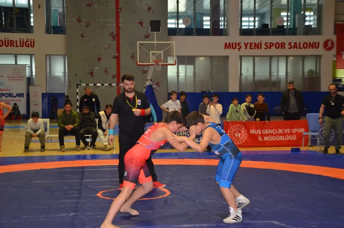 Muş'ta 180 Genç Sporcu 10 Okulun Katılımıyla Güreş İl Müsabakalarını Tamamladı