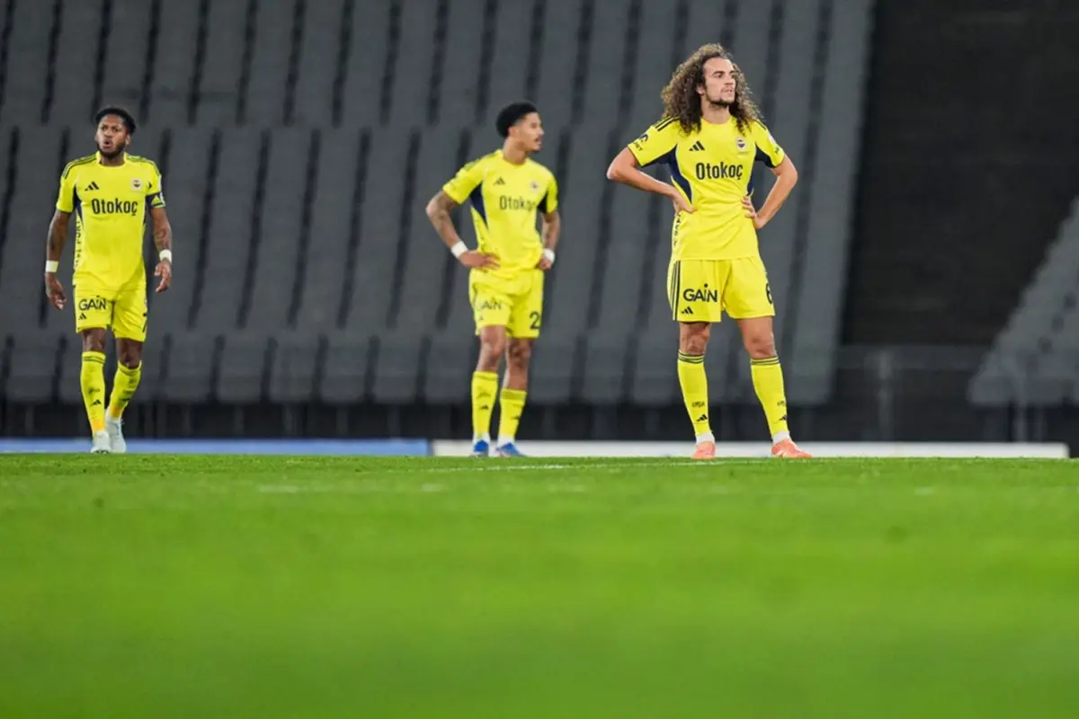 Fenerbahçe, Fatih Karagümrük'e 2-0 Yenilgiyle Şampiyonluk Umudunu Sarsıyor