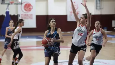 Final maçından bir kare, genç kızlar basketbol sahasında mücadele ediyor
