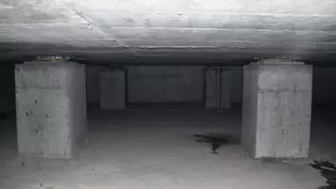 Sismik izolatörlerle donatılmış hastane inşaatı