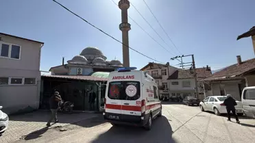 Cami görevlisinin cami içinde fotoğrafı