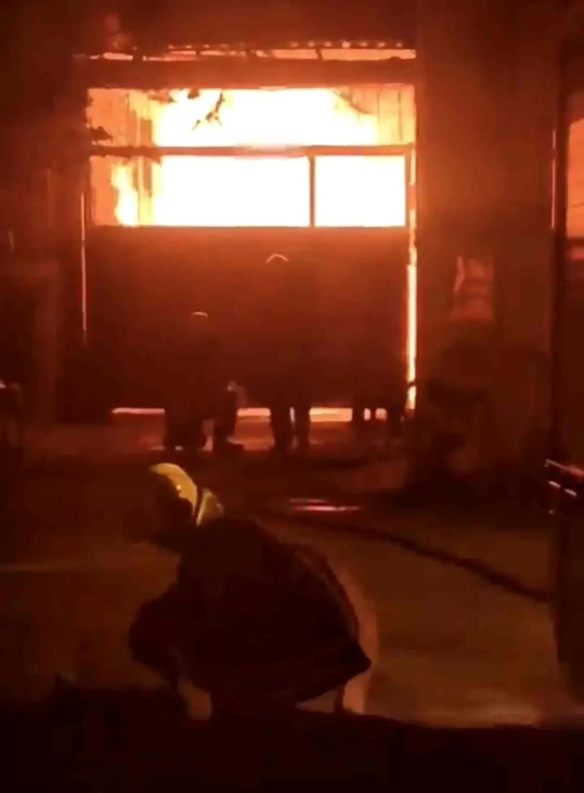 Adana’da Mobilya Atölyesinde Çıkan Yangın Kontrol Altına Alındı