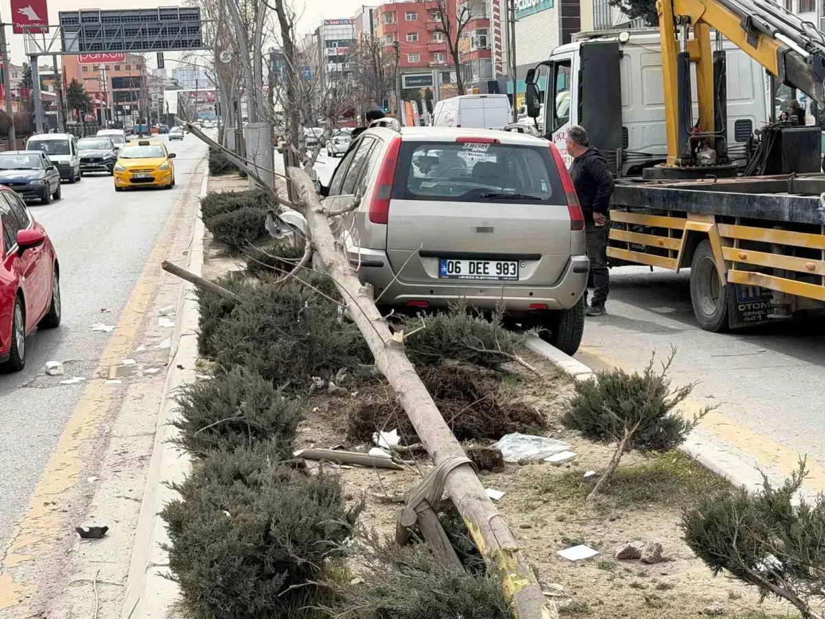 Ankara Sincan’da Araç Yayalara Çarptı: 1’i Ağır Yaralı 2 Kişi Hastaneye Alındı