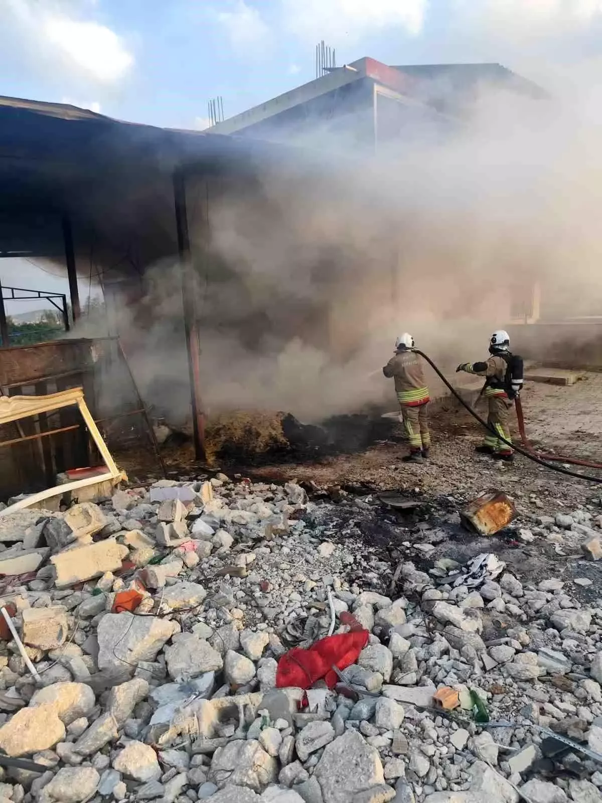 Antakya’da odunlukta çıkan yangın, itfaiye müdahalesiyle evlere sıçramadan kontrol altına alındı