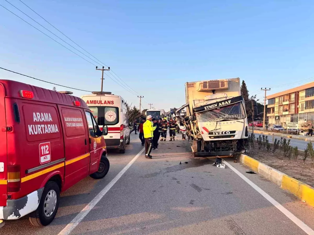 Balıkesir Gömeç’te Kamyon ve Traktör Çarpıştı: İki Kişi Hastaneye Sevk Edildi