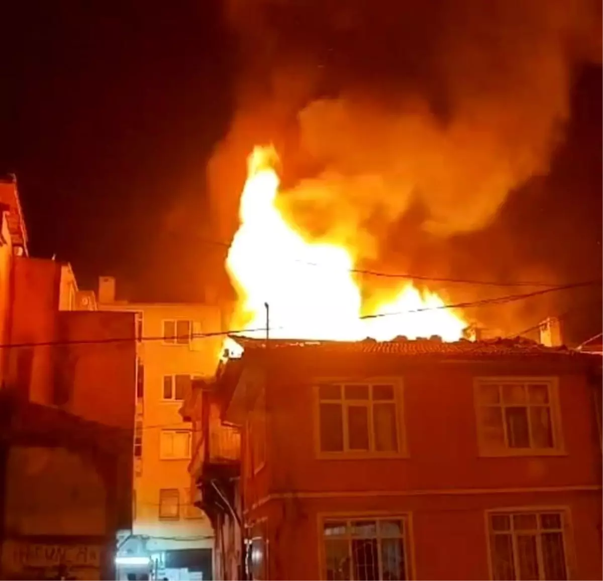 Bursa’da Terk Edilmiş Binada Çıkan Yangın Kontrol Altına Alındı