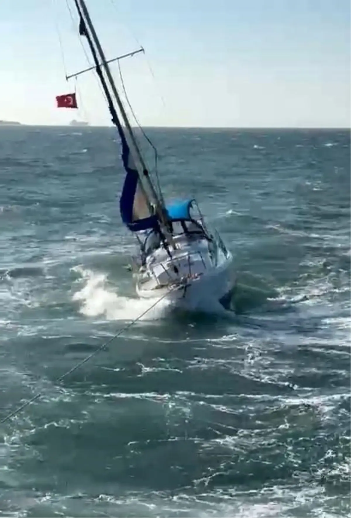 Çanakkale Kıyısında Balıkçıların Kahramanlığı: Sürüklenen Yelkenli Tekne Güvende