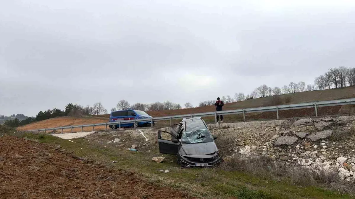 Bilecik'te Sürücünün Kontrolü Kaybetmesi Sonucu Tarla İçine Düşen Araçta 1 Yaralı