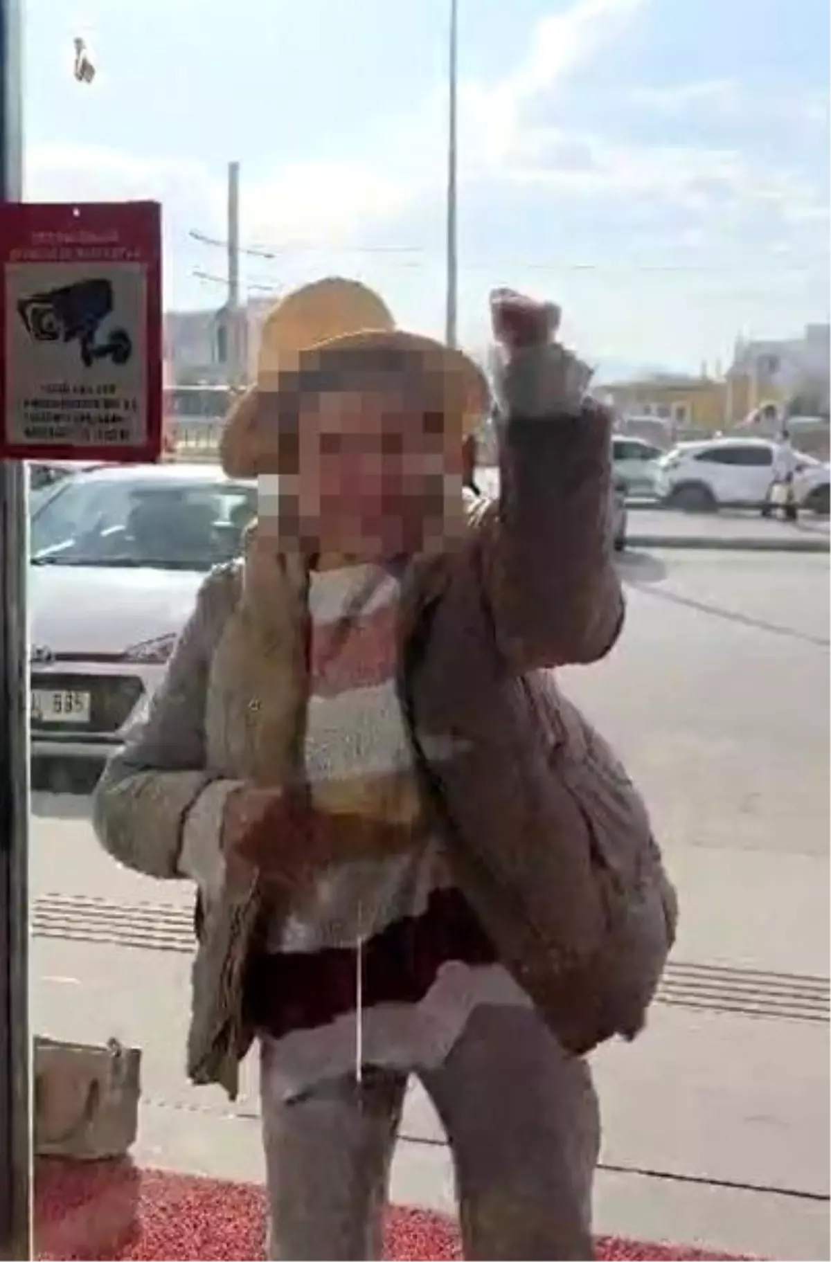 Kayseri’de Kadın, Fark Ücreti İstemeyince Eczaneye Taş Atarak Saldırdı