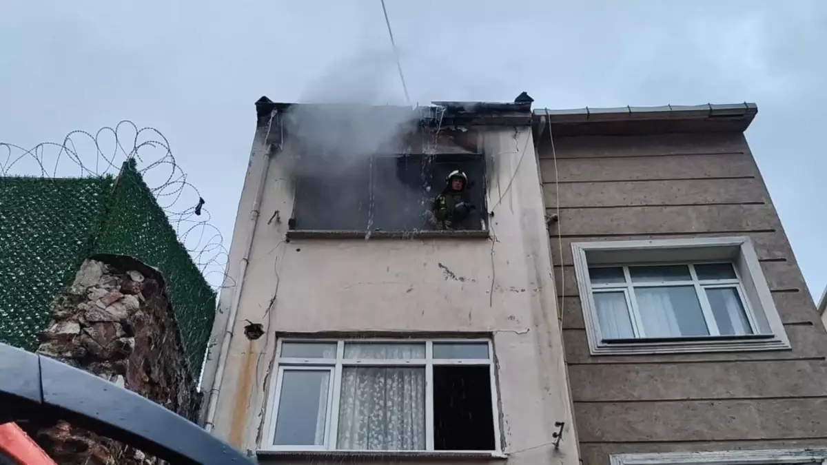 Fatih’te 3. Kat Yangını: Mahsur Kalanlar ve Müdahale Detayları