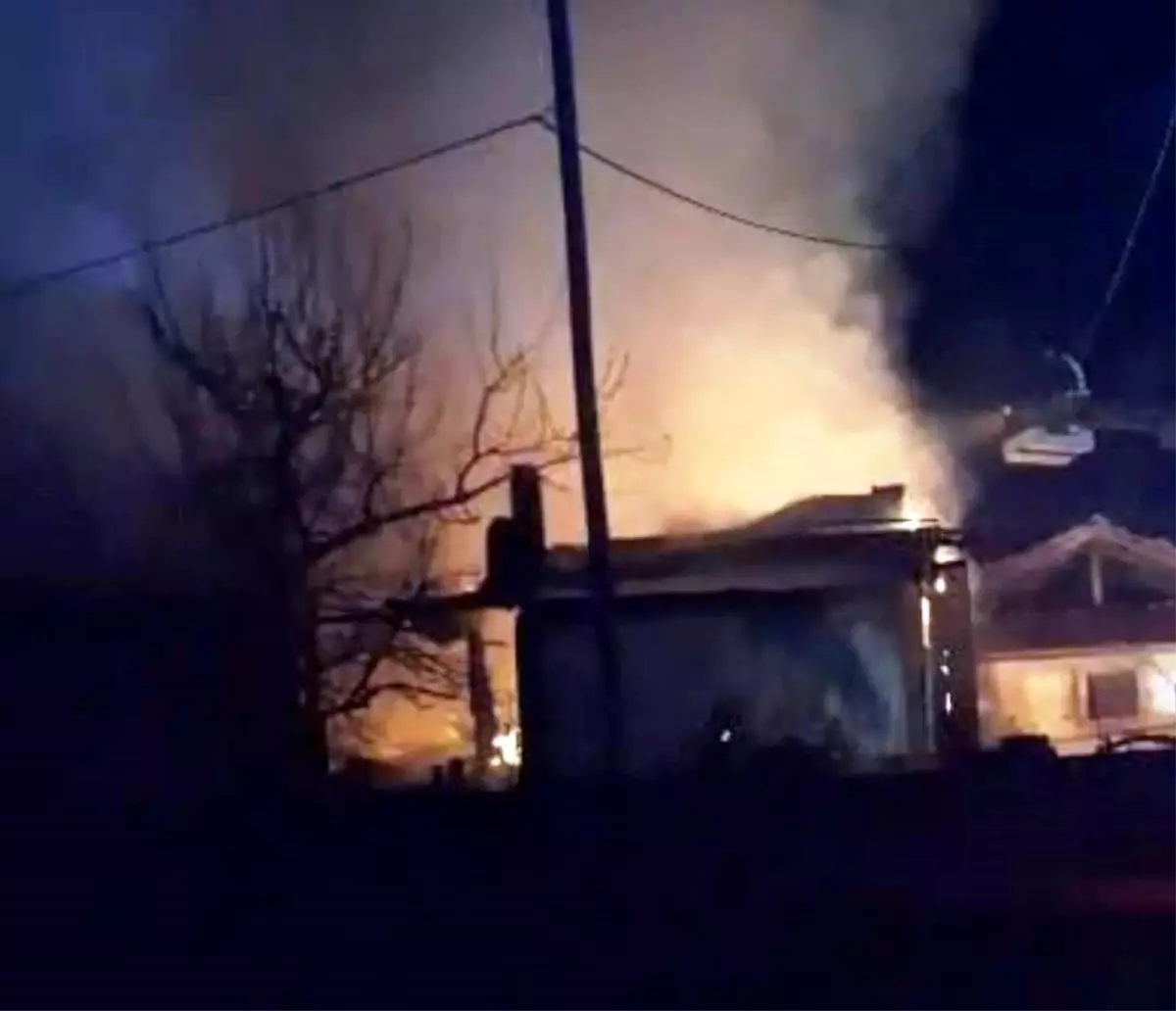 Hisarcık’ta Samanlık Yangını Evleri Sararak Büyük Zarar Verdi