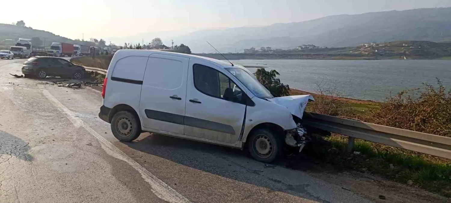 Osmaneli'de İki Otomobil Çarpıştı: Bir Yaralı