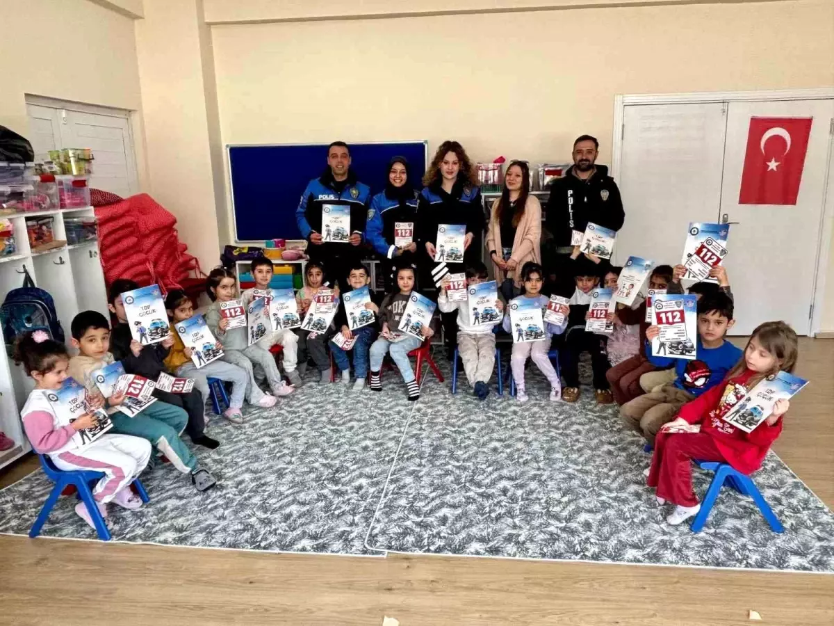 Kars’ta Polislerden Minik Öğrencilere Güvenlik Bilinci Kazandırma Çalışması