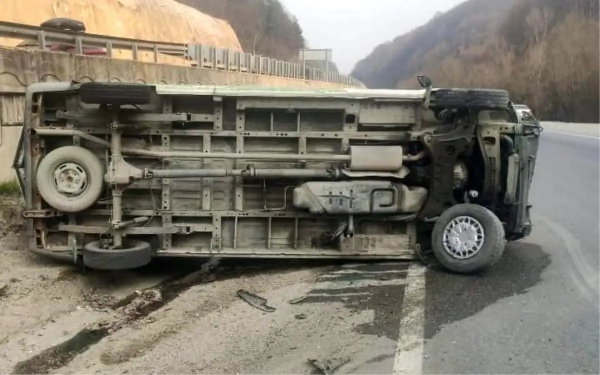 İnegöl’de Minibüs Kontrolden Çıktı: Takla Atarak Sürücü Hastaneye Kaldırıldı