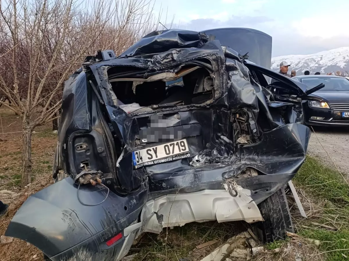 Malatya'da Şiddetli Trafik Kazası: Kamyon Çarptı, 1 Ölü ve 1 Yaralı