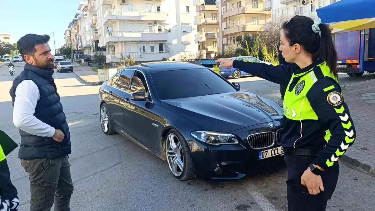 Manavgat'ta Motosiklet Kontrolünü Kaybederek Park Halindeki Araca Çarptı, Sürücü Yaralandı