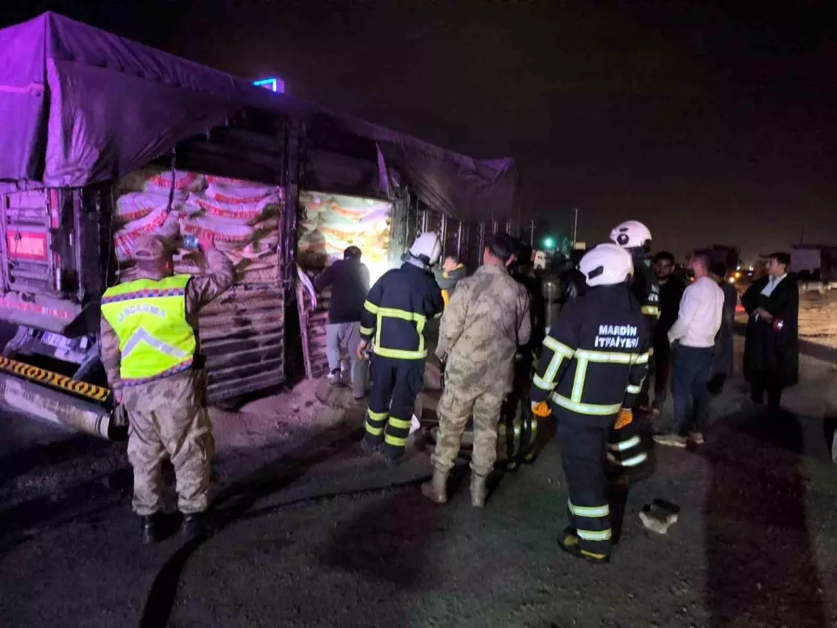 Kızıltepe'de Hayvan Yemi Taşıyan Tırda Yangın Çıktı, İtfaiye Hızlı Müdahale Etti