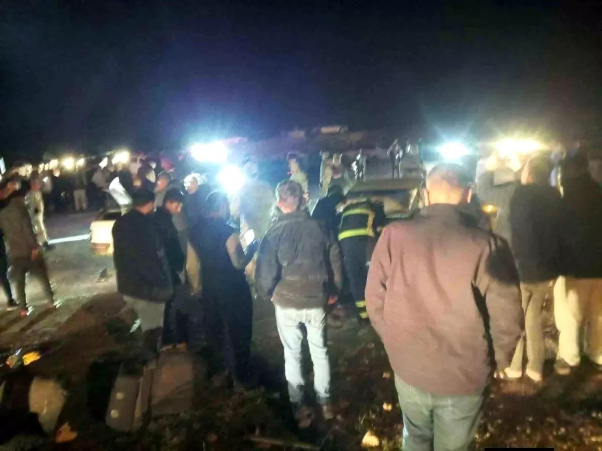 Akçakale'de Çarpışan İki Araçta 1 Kişi Hayatını Kaybetti, 8 Yaralı