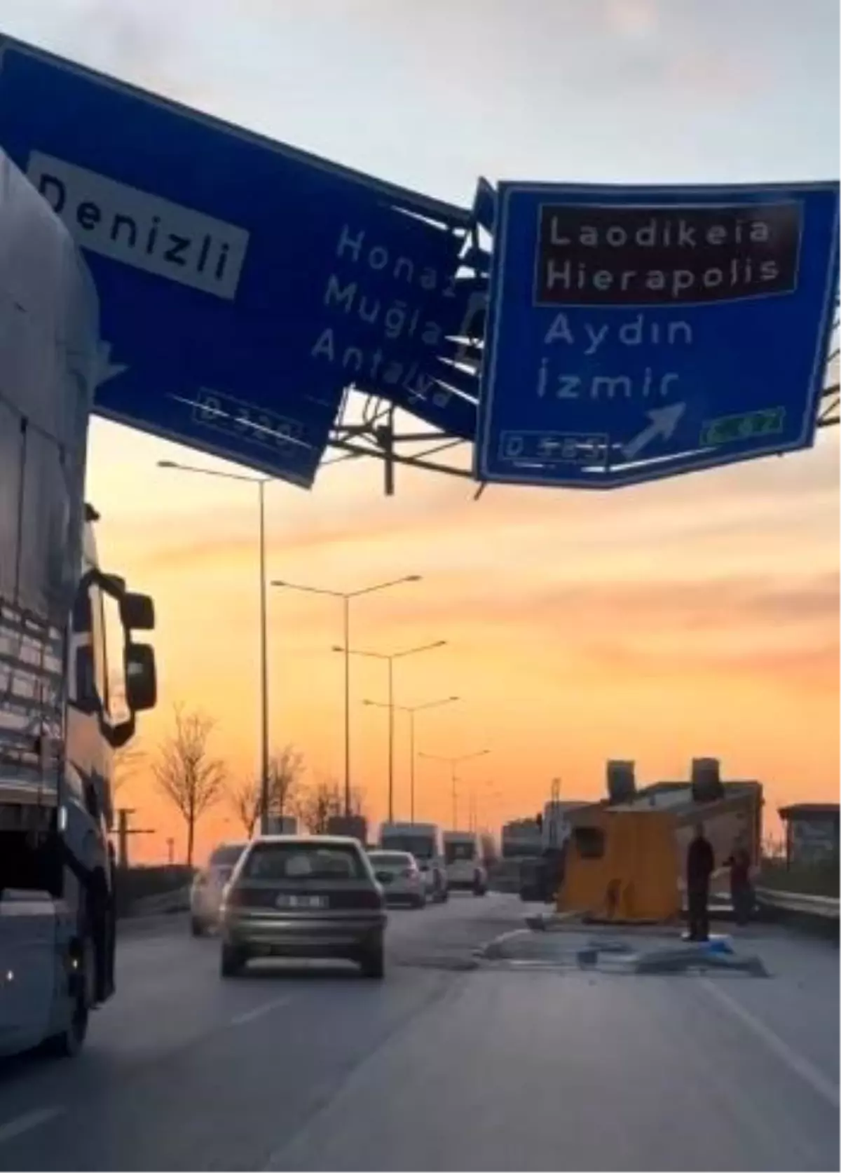 Denizli'de Tır Dorsesi Yola Savruldu: Açık Damper Yön Tabelasına Çarptı