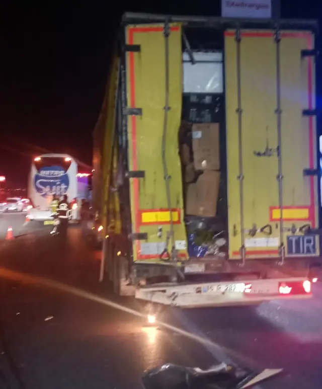 Kaza sonrası otobüsün hasar görmüş bölümü