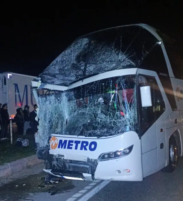 Kaza sonrası ambulans ve polis araçları