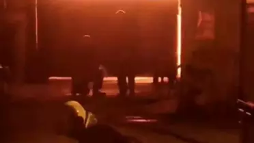 İtfaiye ekiplerinin yangını söndürme çalışması